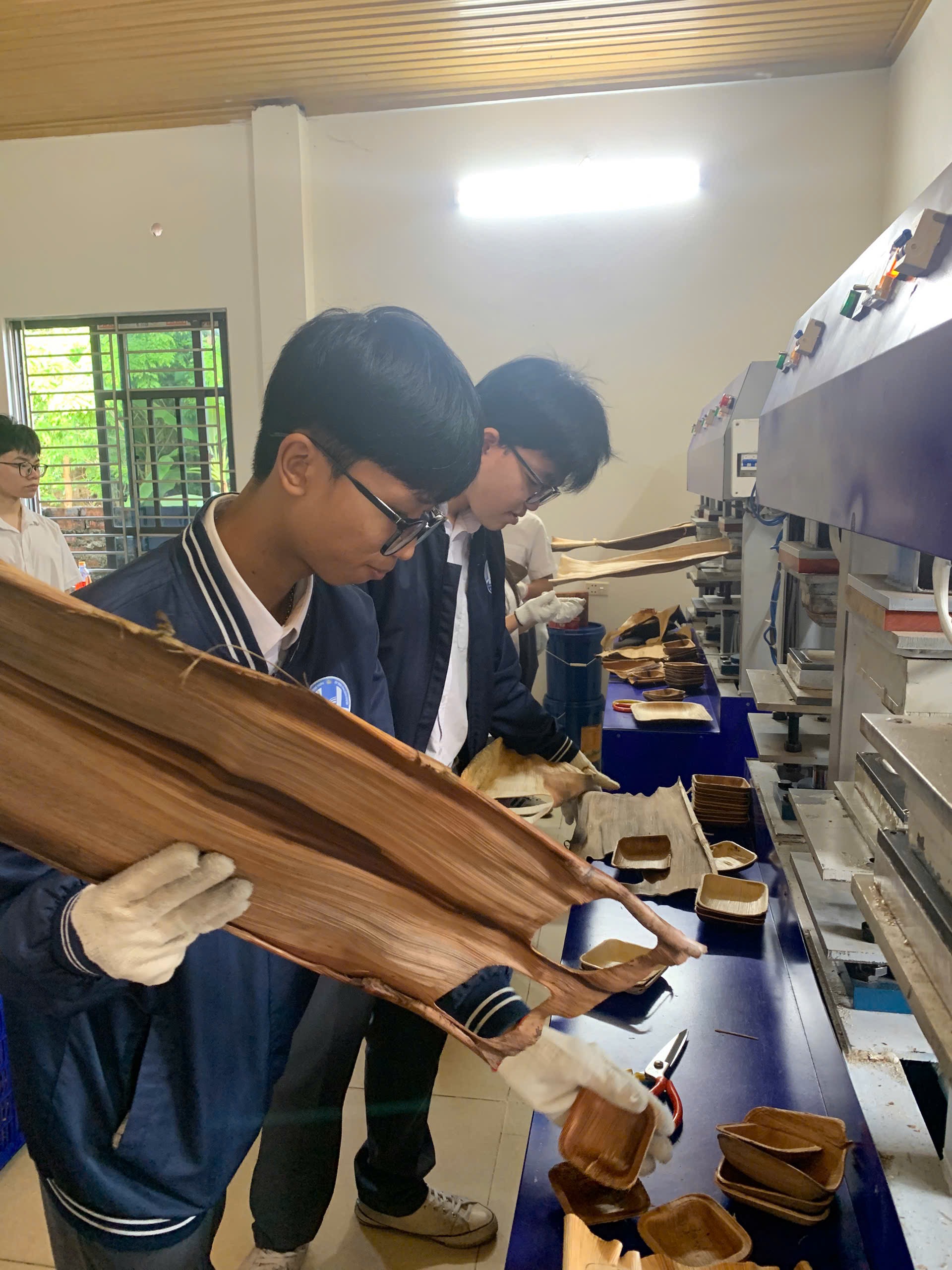 học sinh trải nghiệm xưởng sản xuát