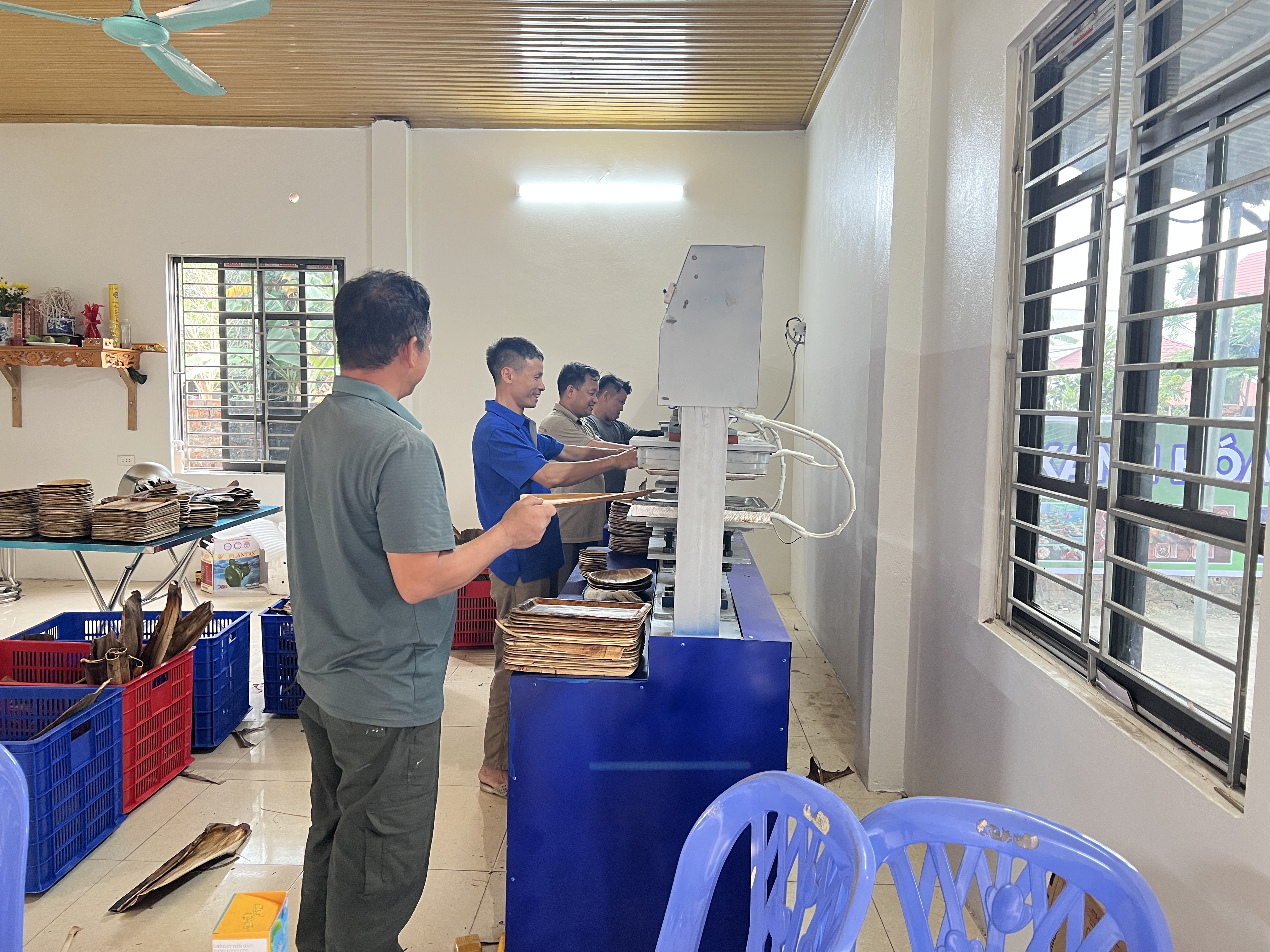 công nhân phòng sản xuất