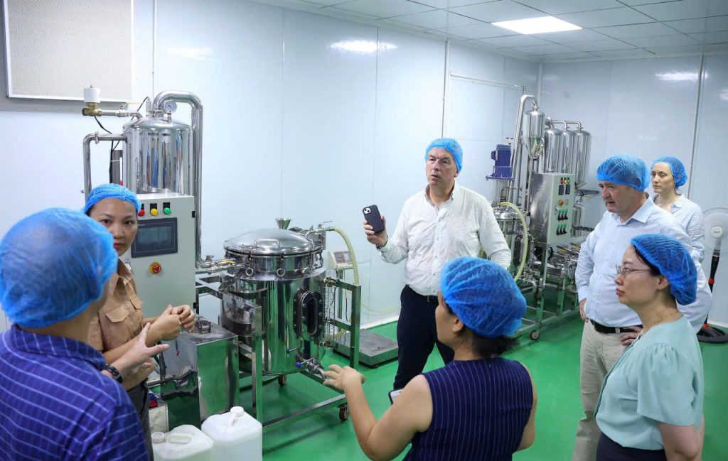 NHÀ MÁY SẢN XUẤT THỰC PHẨM, DƯỢC LIỆU vận hành theo các tiêu chuẩn quốc tế như GMP, ISO, với quy trình sản xuất một chiều - khép kín, đảm bảo kiểm soát